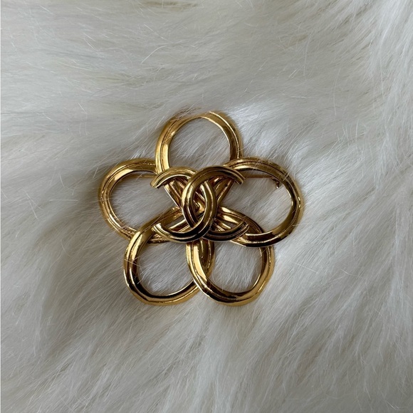 CHANEL Jewelry - Chanel Vintage 1996 Camellia Gold Interlocking Flower Brooch CC
